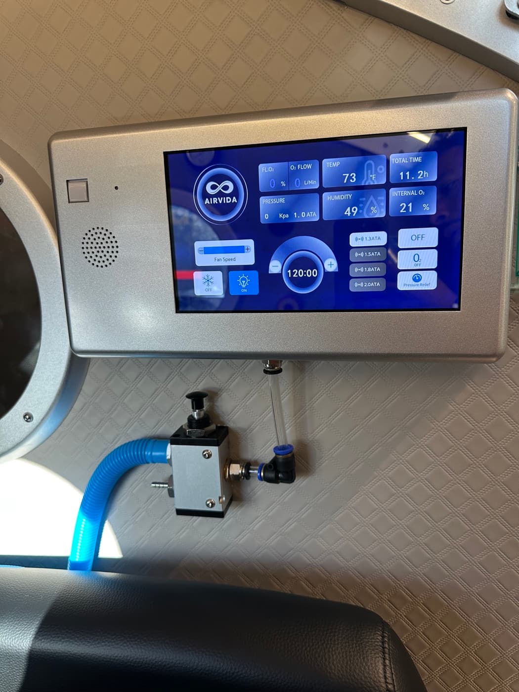 The Airvida Elite control panel showing pressure, oxygen, and session time